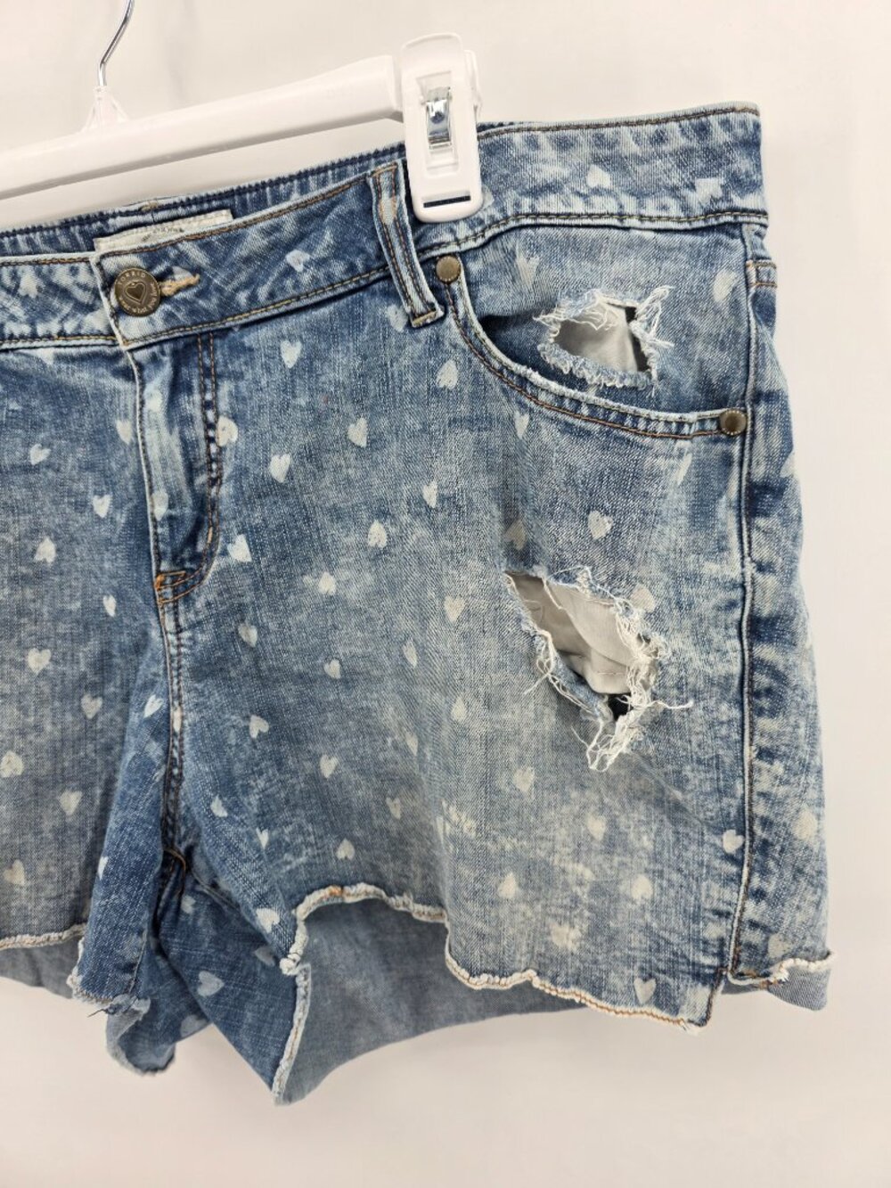 Torrid Light Wash Heart Print Distressed Denim Shorts – Size 20 - Picture 5 of 8
